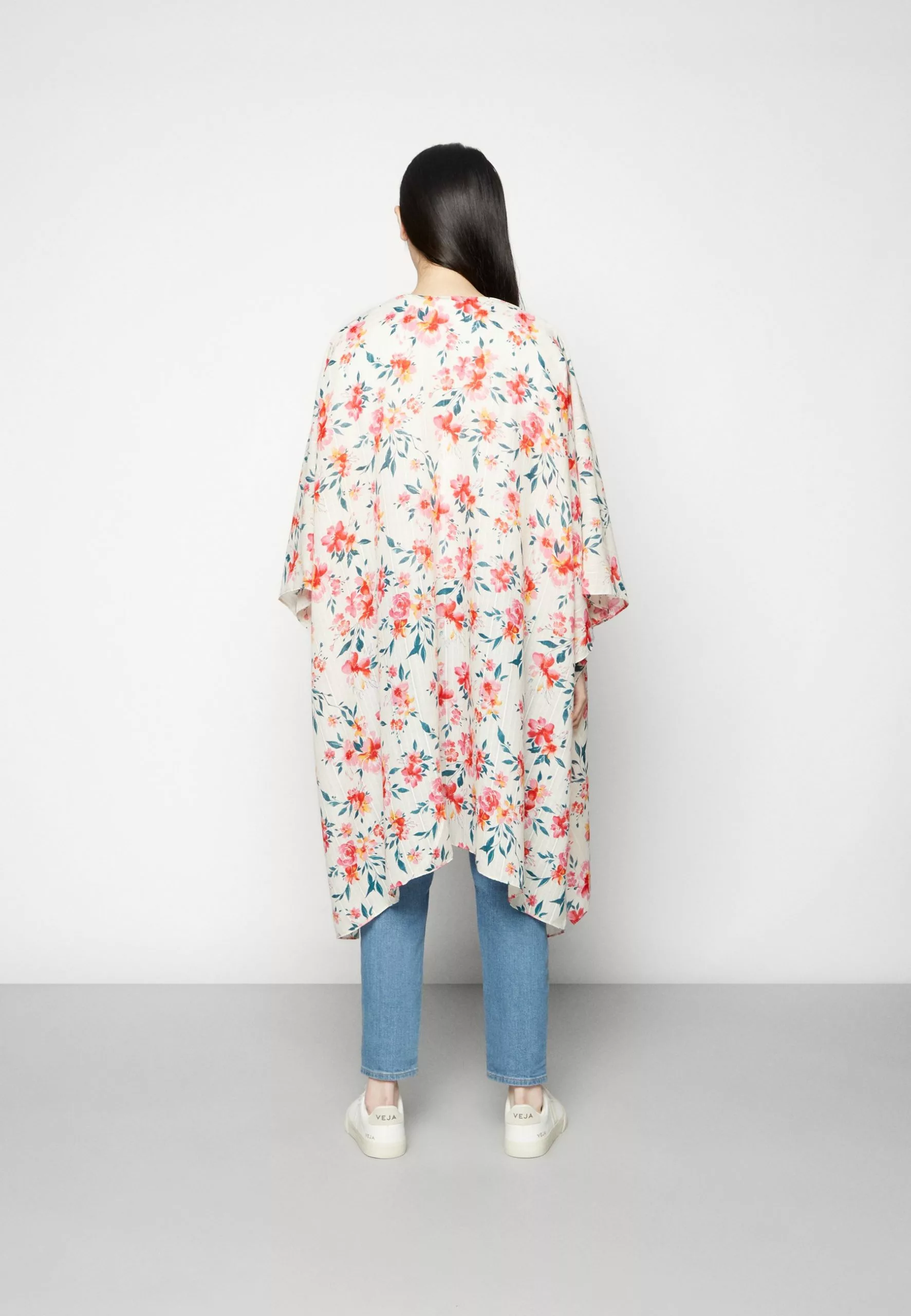 Anna Field Cape - Red 5 Anna Field Cape - Red – Image 3